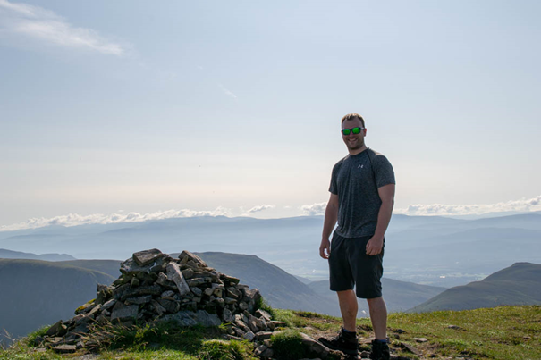 Adam på Cegal vid toppen av Càrn Dearg i Skottland