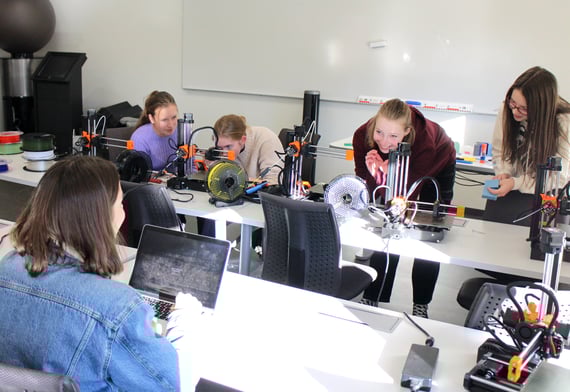 Sara-Emilia Cieśla Shadadfar, Alexandra Jakobsen, Lovise Foss Linnestad, Nora Andrea Wergeland og Mille Korsgaard fikser både 3D-printere og kodelinjer. 