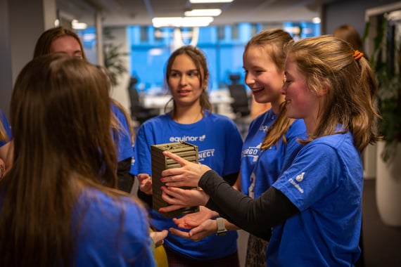 Cegal SYSCO hjelper et jentelag fra Norges Realfagsgymnas Ungsomskole til FIRST LEGO League.