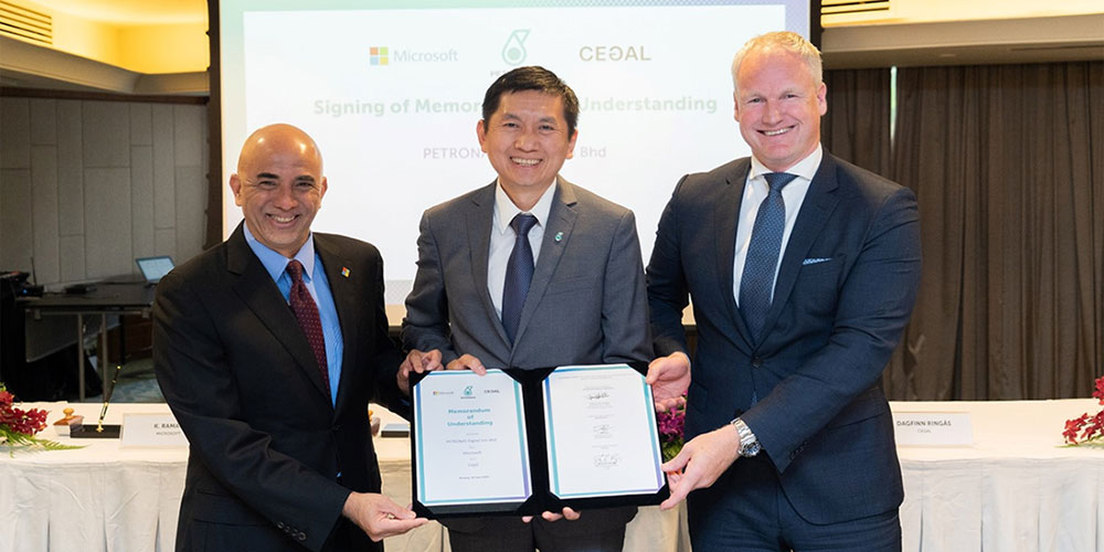 Cegal PETRONAS og Microsoft samarbeider om AI og High-Performance Computing. K Raman, administrerende direktør i Microsoft Malaysia, administrerende direktør i PETRONAS Digital Phuah Aik Chong, og administrerende direktør i Cegal, Dagfinn Ringås.